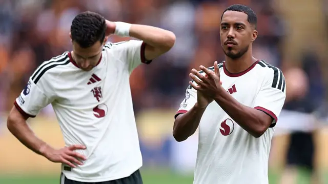 Youri Tielemans clapping