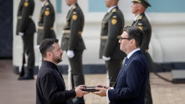 UK Prime Minister Andy Burnham receives an award for the British people from Ukraine's Volodymyr Zelensky.