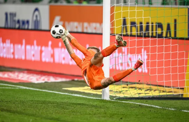 Beau Reus saves Rapid Vienna's penalty