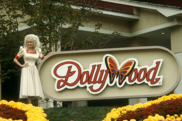 Dolly Parton poses outside Dollywood in 1988