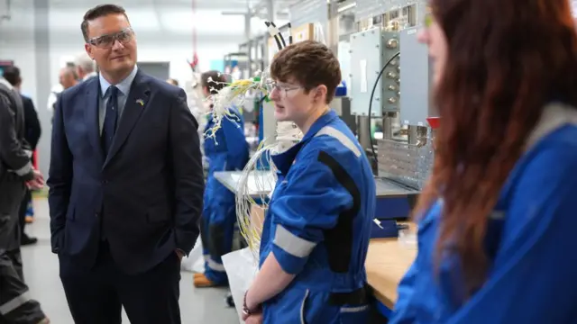Defence Secretary Wes Streeting in what appears to be a lab, with young apprentices in BAE lab uniform