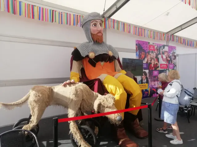 Saib i'r Aglwydd Rhys - ond mae e mewn gwth o oedran!