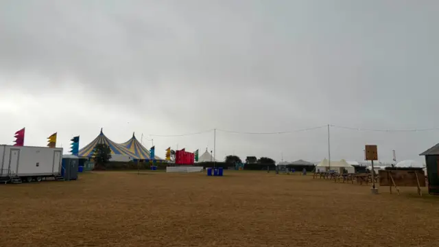 Maes yr Eisteddfod yn y glaw