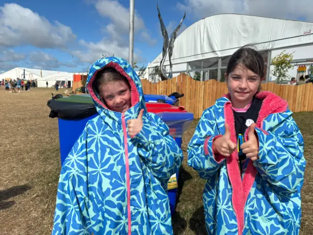 Mae Beti ac Efa o Rostryfan wedi gwisgo’n gall ar gyfer diwrnod gwyntog