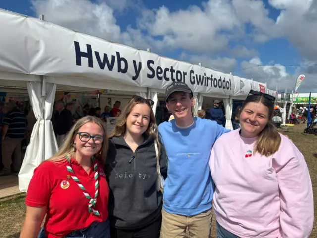 Lowri o Scouts Cymru gyda Megan, Joe ac Elen o Brifysgol Abertawe.