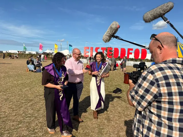 Enillwyr Medal y Dramodydd yn cael eu cyfweld ar y maes wedi'r seremoni