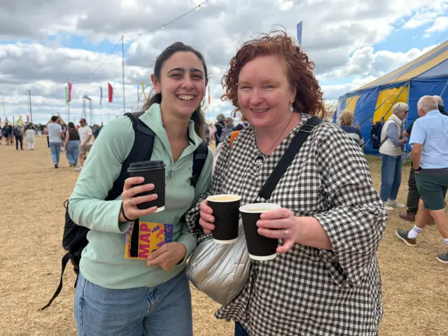 Megan o Drevelin ac Iona o Fynydd Llandygai