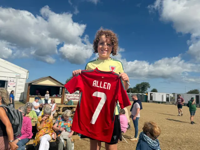 Now yn cefnogi Joe Allen