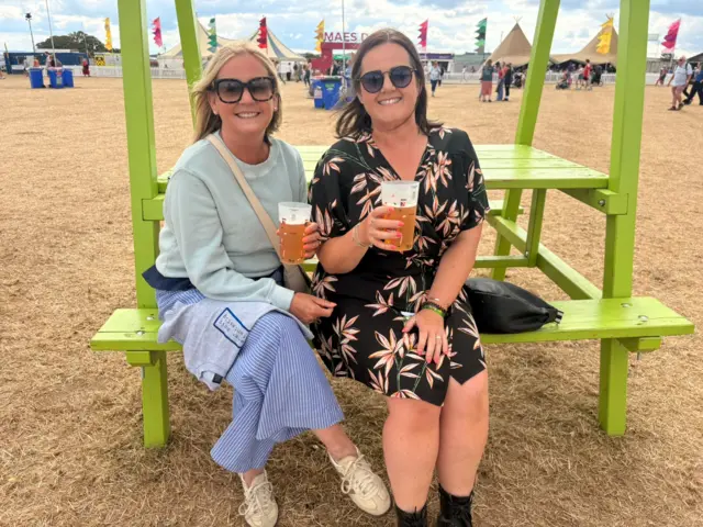 Nia a Nerys o Lanelli yn barod am arlwy'r penwythnos