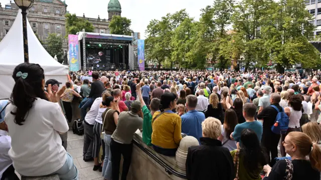 Crowds in city hall grounds
