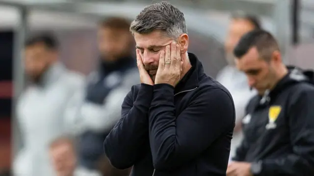Aberdeen manager Stephen Robinson