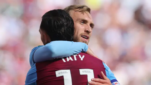 Jarrod Bowen is hugging West Ham team-mate Taty Castellanos