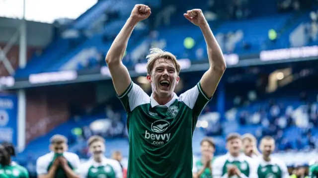 Hibernian's Callum Wright celebrates