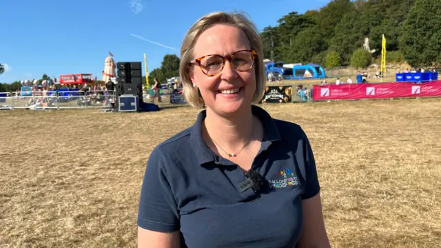 Elisabeth Rosseneau is standing on a field wearing a navy blue T-Shirt.