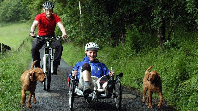 Joe Beaumont (centre) and twin brother John (L) and their two dogs