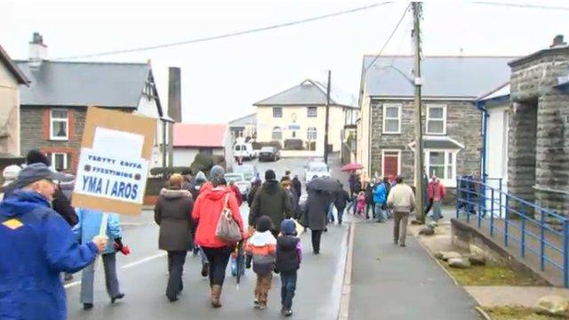 Gorymdaith drwy Flaenau Ffestiniog