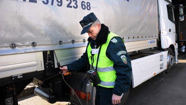 Bulgarian policeman checking lorry on border, file pic