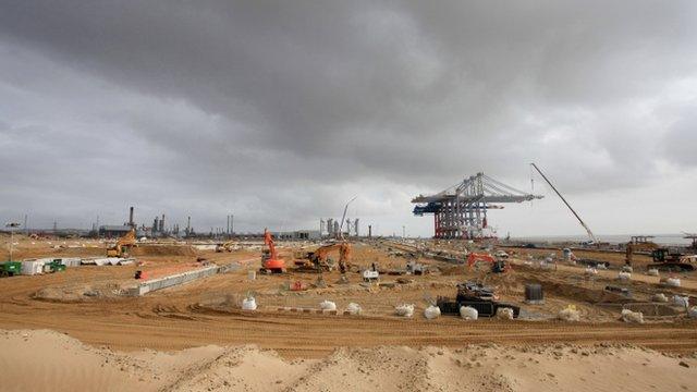 Giant cranes arrive at UK super-port