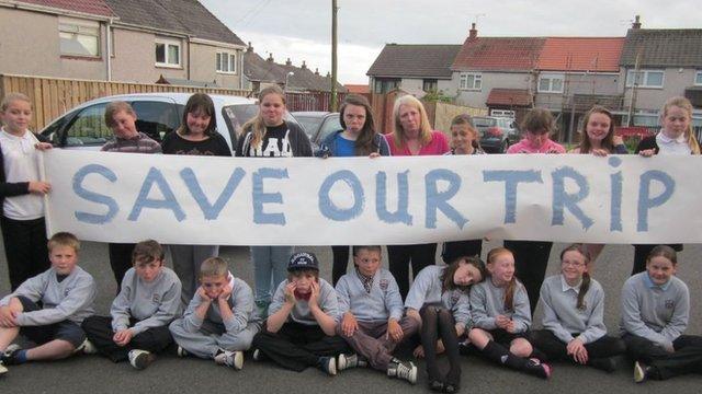 Jennifer McLaughlin with pupils from Glengarnock Primary School