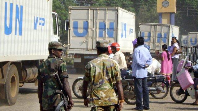 UN food trucks heading for Tamil-rebel held area in Sri Lanka, 29 Dec 08