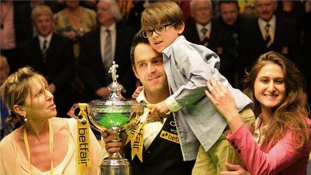 Ronnie O'Sullivan with his mother, son and sister