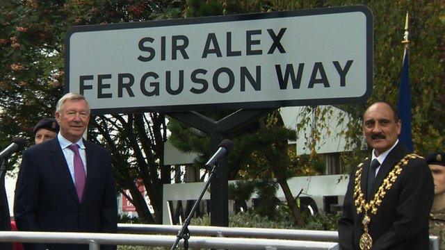 Sir Alex Ferguson unveils new road sign