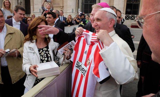 Pope Francis with the Sunderland shirt