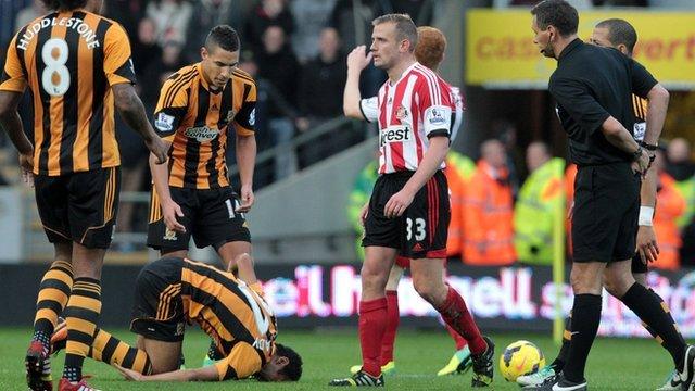 Sunderland's Lee Cattermole is sent off against Hull City