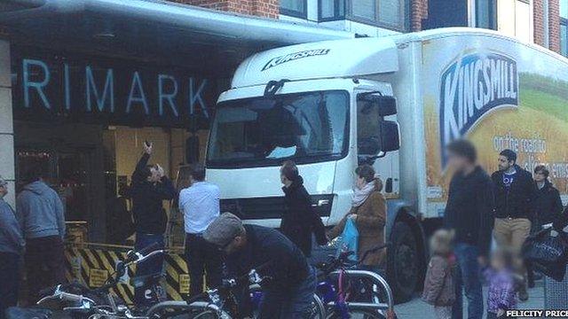 Lorry stuck outside Primark in Cambridge