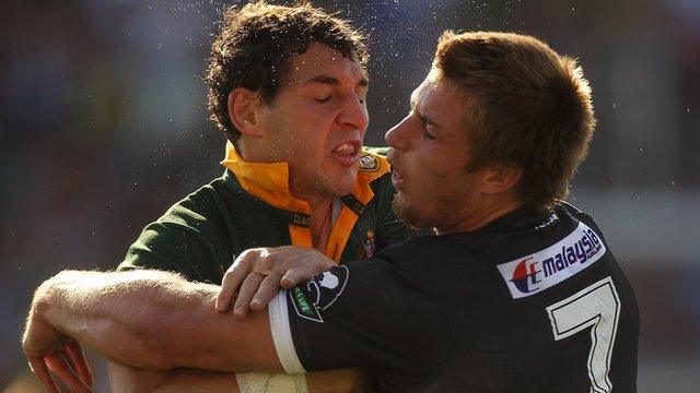 New Zealand's Kieran Foran (r) tackled by Billy Slater of Australia