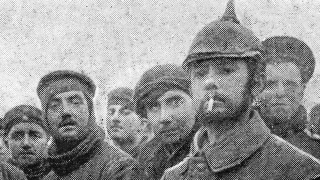 Soldiers fraternising at Christmas 1914.