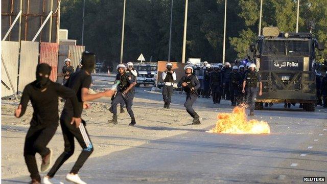 Protesters and police clash in Sanabis, Bahrain (03/12/13)