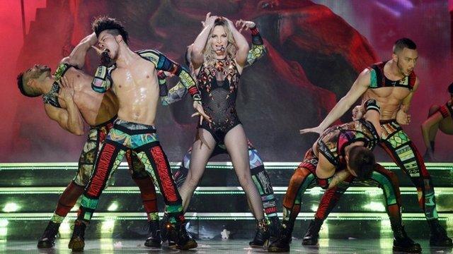 Britney Spears and dancers