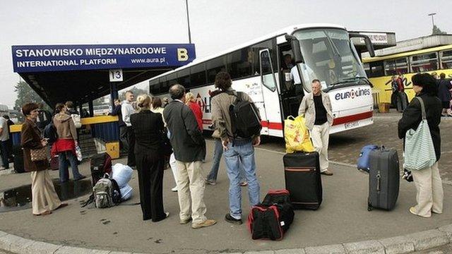 Polish migrant workers leave Poland for the UK in 2006