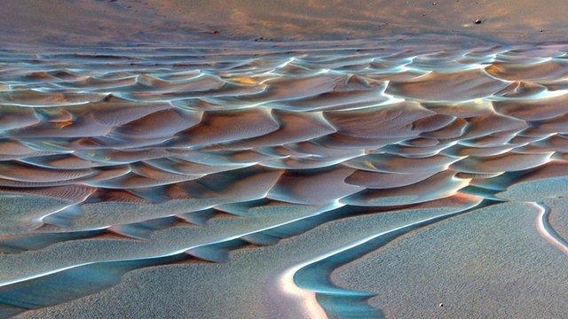 Abstract dunes on Mars