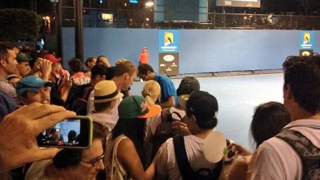 Gilles Simon signs autographs