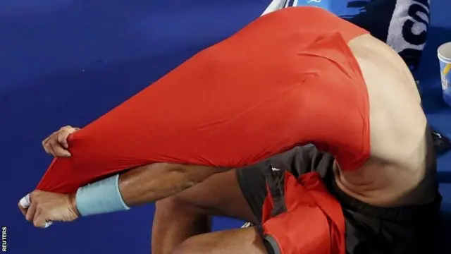 Rafael Nadal changes shirts