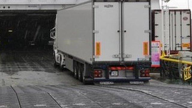 Làraidh a' dol air bòrd bàt'-aiseig