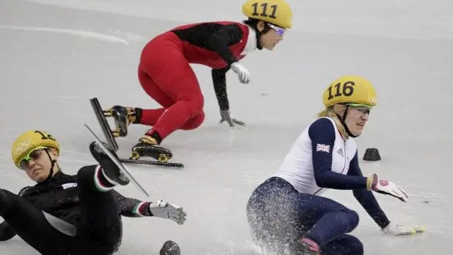 Elise Christie falls over