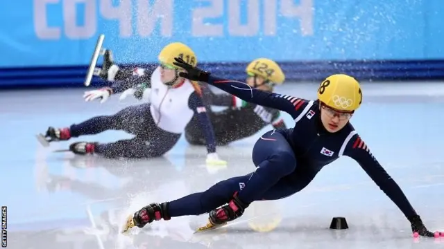 Elise Christie falls