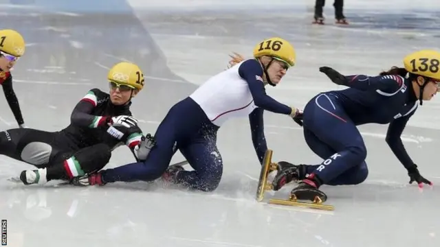 Elise Christie crashes