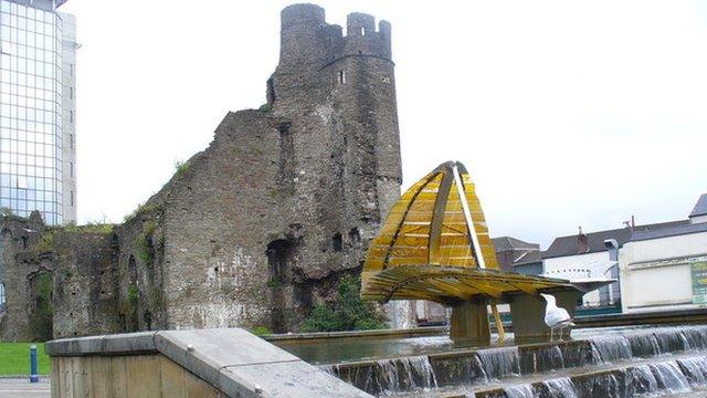 Castle Bailey Street runs in between Swansea Castle and Castle Gardens