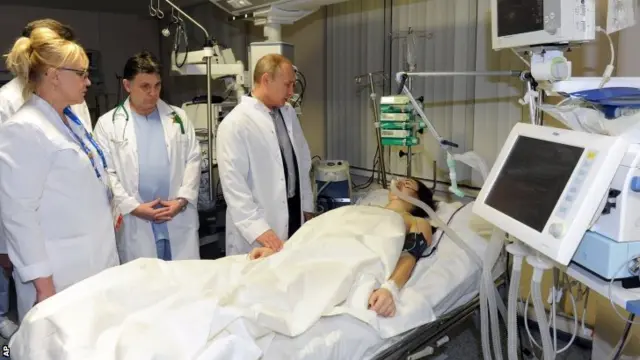 Vladimir Putin visits Maria Komissarova in hospital