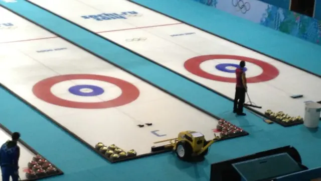 Preparations on the ice ahead of the men's semi-finals