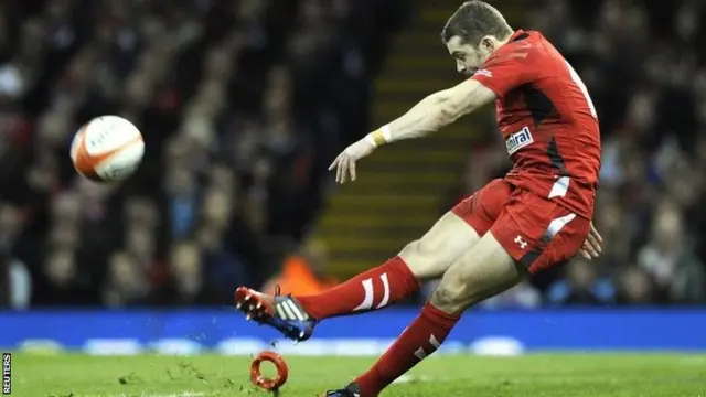 Leigh Halfpenny kicks