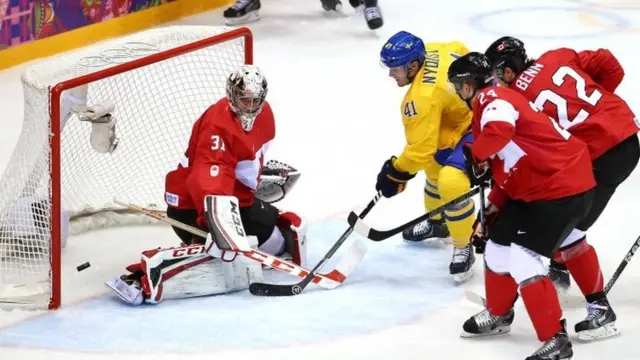 Sweden go for goal in the ice hockey final