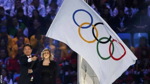 Pyeongchang Mayor Sok-ra waves the Olympic flag