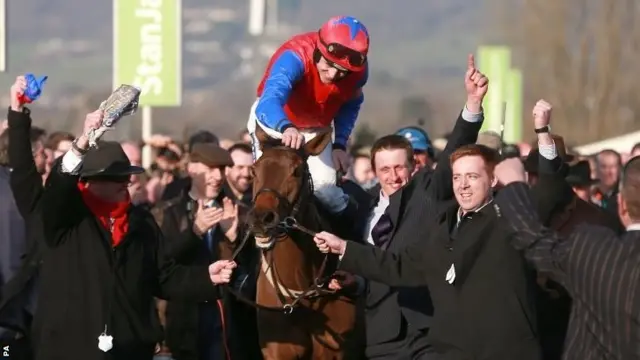 Quevega wins the Mares' Hurdle