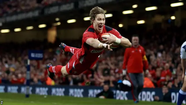 Liam Williams scores for Wales