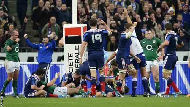 France celebrate after Dimitri Szarzewski's try